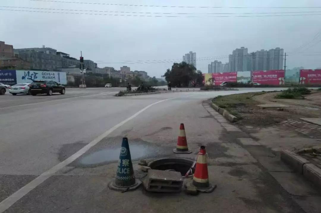 城市道路现“黑洞” 及时处置保畅通.jpg